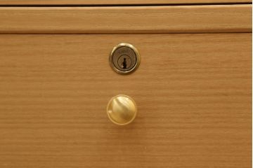 中古　美品　最高級品　松創(マツソウ)　ケヤキ柾目　シンプルながら上品な佇まいが魅力的な和タンス(定価約150万円)(着物箪笥、衣装たんす、引き出し、整理タンス)(R-058908)