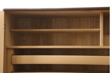 中古　希少!最高級　日本画家　米谷旭秋　木匠　多々納邦男作　空間のメインアイテムにもってこい!前面いっぱいに描かれた絵が見事で高級感溢れる総桐絵箪笥(定価約250万円)(総桐箪笥、桐たんす、和タンス、着物箪笥、衣装箪笥、チェスト)(R-058909)