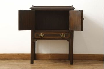 中古　DREXEL HERITAGE(ドレクセルヘリテイジ)　クラシカルな雰囲気が魅力!落ち着きのある空間を演出するサイドキャビネット(サイドテーブル、コンソールテーブル、ナイトテーブル、電話台)(R-058910)
