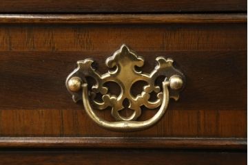 中古　DREXEL HERITAGE(ドレクセルヘリテイジ)　クラシカルな雰囲気が魅力!落ち着きのある空間を演出するサイドキャビネット(サイドテーブル、コンソールテーブル、ナイトテーブル、電話台)(R-058910)