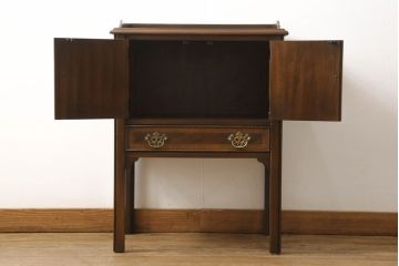 中古　DREXEL HERITAGE(ドレクセルヘリテイジ)　クラシカルな雰囲気が魅力!落ち着きのある空間を演出するサイドキャビネット(サイドテーブル、コンソールテーブル、ナイトテーブル、電話台)(R-058911)
