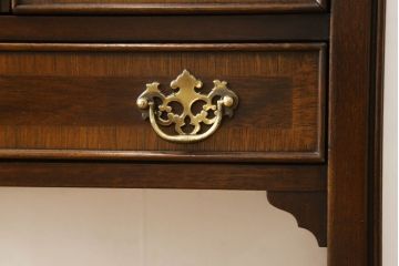 中古　DREXEL HERITAGE(ドレクセルヘリテイジ)　クラシカルな雰囲気が魅力!落ち着きのある空間を演出するサイドキャビネット(サイドテーブル、コンソールテーブル、ナイトテーブル、電話台)(R-058911)