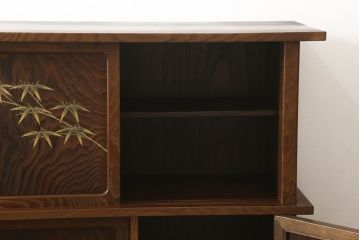 中古　美品　最高級指物家具　金蒔絵入り　神代杉・桑材・桐材使用　竹と梅の間に顔を出すつくしがかわいらしい大型茶棚(定価推定200万円)(茶箪笥、飾り棚、戸棚、収納棚)(R-058912)