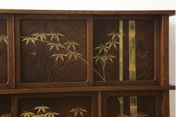 中古　美品　最高級指物家具　金蒔絵入り　神代杉・桑材・桐材使用　竹と梅の間に顔を出すつくしがかわいらしい大型茶棚(定価推定200万円)(茶箪笥、飾り棚、戸棚、収納棚)(R-058912)