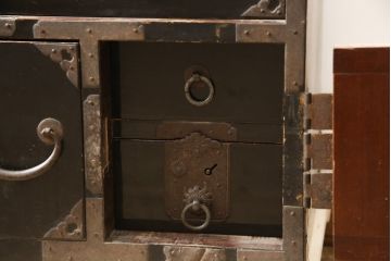 和製アンティーク　明治大正期　黒漆塗り　味を増した打ち出し金具が重厚な雰囲気を醸し出す庄内小箪笥(庄内箪笥、引き出し、サイドチェスト)(R-058914)