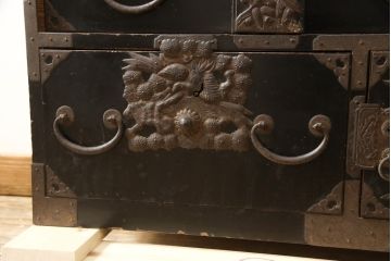 和製アンティーク　明治大正期　黒漆塗り　味を増した打ち出し金具が重厚な雰囲気を醸し出す庄内小箪笥(庄内箪笥、引き出し、サイドチェスト)(R-058914)