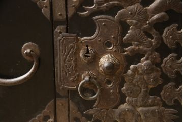 和製アンティーク　明治大正期　黒漆塗り　味を増した打ち出し金具が重厚な雰囲気を醸し出す庄内小箪笥(庄内箪笥、引き出し、サイドチェスト)(R-058914)