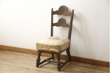 ビンテージ家具　和製ヴィンテージ　神戸洋家具　背板の彫りが目を惹く、クラシカルな佇まいのダイニングチェア(椅子、イス)(R-058917)