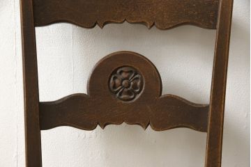 ビンテージ家具　和製ヴィンテージ　神戸洋家具　背板の彫りが目を惹く、クラシカルな佇まいのダイニングチェア(椅子、イス)(R-058917)