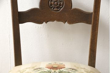 ビンテージ家具　和製ヴィンテージ　神戸洋家具　背板の彫りが目を惹く、クラシカルな佇まいのダイニングチェア(椅子、イス)(R-058917)