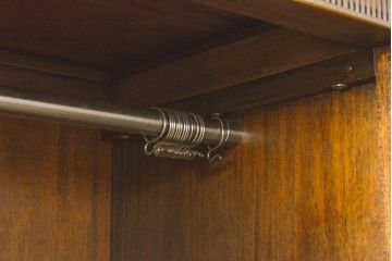 中古　美品　当店リメイク　DREXEL HERITAGE(ドレクセルヘリテイジ)　Triune(トライユン)シリーズ　マホガニー材の木肌が美しいワードローブ(キャビネット、収納棚、戸棚、洋服タンス、衣装タンス)(R-058938)