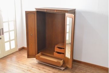 中古　美品　当店リメイク　DREXEL HERITAGE(ドレクセルヘリテイジ)　Triune(トライユン)シリーズ　マホガニー材の木肌が美しいワードローブ(キャビネット、収納棚、戸棚、洋服タンス、衣装タンス)(R-058939)