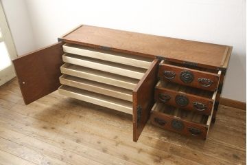 ヴィンテージ家具　民芸家具　岩谷堂箪笥　選べる!脚付きリメイク・台輪製作　和モダンな空間にも取り入れやすいサイドボード(リビングボード、テレビ台、テレビボード、ローボード)(R-058941)