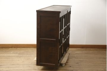 中古　北海道民芸家具　脚または台輪付きリメイク!　シックな大人空間を演出してくれるキャビネット(食器棚、飾り棚、収納棚、本箱、ブックケース、サイドボード、サイドキャビネット)(R-058947)