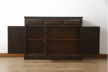 中古　北海道民芸家具　天板リメイク・ヒノキ天板　上品な佇まいが落ち着きのある雰囲気を高めるサイドボード(キャビネット、収納棚、戸棚、食器棚、サイドキャビネット)(R-058948)