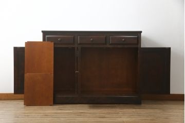 中古　北海道民芸家具　天板リメイク・ヒノキ天板　上品な佇まいが落ち着きのある雰囲気を高めるサイドボード(キャビネット、収納棚、戸棚、食器棚、サイドキャビネット)(R-058948)