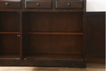 中古　北海道民芸家具　天板リメイク・ヒノキ天板　上品な佇まいが落ち着きのある雰囲気を高めるサイドボード(キャビネット、収納棚、戸棚、食器棚、サイドキャビネット)(R-058948)