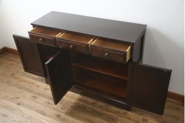 中古　北海道民芸家具　天板リメイク・ヒノキ天板　上品な佇まいが落ち着きのある雰囲気を高めるサイドボード(キャビネット、収納棚、戸棚、食器棚、サイドキャビネット)(R-058948)
