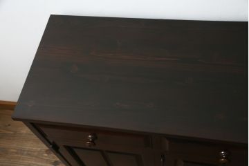 中古　北海道民芸家具　天板リメイク・ヒノキ天板　上品な佇まいが落ち着きのある雰囲気を高めるサイドボード(キャビネット、収納棚、戸棚、食器棚、サイドキャビネット)(R-058948)