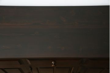 中古　北海道民芸家具　天板リメイク・ヒノキ天板　上品な佇まいが落ち着きのある雰囲気を高めるサイドボード(キャビネット、収納棚、戸棚、食器棚、サイドキャビネット)(R-058948)