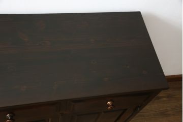中古　北海道民芸家具　天板リメイク・ヒノキ天板　上品な佇まいが落ち着きのある雰囲気を高めるサイドボード(キャビネット、収納棚、戸棚、食器棚、サイドキャビネット)(R-058948)