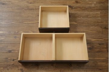 中古　北海道民芸家具　天板リメイク・ヒノキ天板　上品な佇まいが落ち着きのある雰囲気を高めるサイドボード(キャビネット、収納棚、戸棚、食器棚、サイドキャビネット)(R-058948)