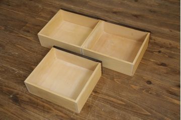 中古　北海道民芸家具　天板リメイク・ヒノキ天板　上品な佇まいが落ち着きのある雰囲気を高めるサイドボード(キャビネット、収納棚、戸棚、食器棚、サイドキャビネット)(R-058948)