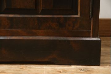 中古　北海道民芸家具　天板リメイク・ヒノキ天板　上品な佇まいが落ち着きのある雰囲気を高めるサイドボード(キャビネット、収納棚、戸棚、食器棚、サイドキャビネット)(R-058948)
