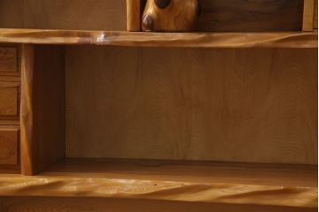 中古　美品　民芸家具　屋久杉　総無垢材　素材の風合いを心ゆくまで堪能できる飾り棚(定価約220万円)(茶箪笥、戸棚、収納棚)(R-058950)