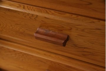 中古　美品　民芸家具　屋久杉　総無垢材　素材の風合いを心ゆくまで堪能できる飾り棚(定価約220万円)(茶箪笥、戸棚、収納棚)(R-058950)