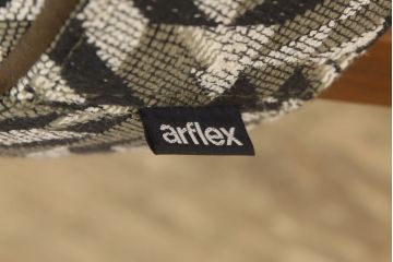 中古　美品　arflex(アルフレックス)　GIULIO(ジュリオ)　モダンなラウンジチェアとオットマン、クッションのセット(定価約60万円)(アームチェア、1人掛けソファ、一人掛け)(R-058956)