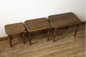 中古　美品　起立木工　オーク材　クラシカルな雰囲気漂うネストテーブル(サイドテーブル、コーヒーテーブル、カフェテーブル、ローテーブル)(R-058958)