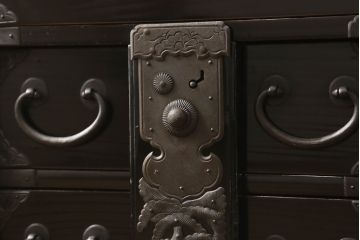 和製アンティーク　美品　中桐　立体的で細やかな金具が目を引く庄内小箪笥(時代箪笥、和タンス、整理箪笥、引き出し)(R-058964)