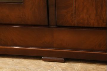 中古　イタリア家具　大振り　高級　気品ある佇まいが美しいテレビ台(定価約45万円)(ローボード、サイドボード、リビングボード)(R-058965)