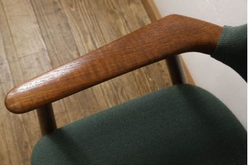 デンマークビンテージ　エリック・キルケゴー(Erik Kirkegaard)　チーク材　スタイリッシュなデザインが美しいアームチェア(ダイニングチェア、椅子、イス、ヴィンテージ、北欧)(R-058966)