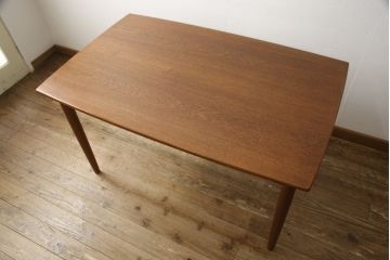 デンマークヴィンテージ　美品　チーク材　ナチュラルテイストの空間づくりにおすすめ!シンプルなデザインのダイニングテーブル(4人掛け、6人掛け、ビンテージ)(R-058970)