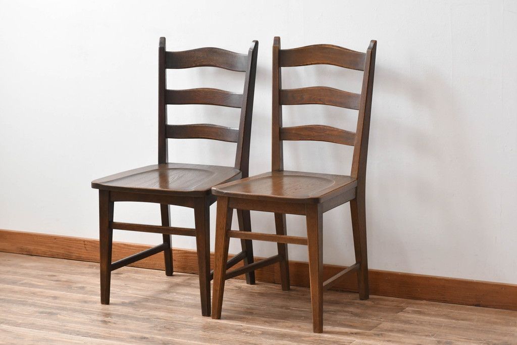 中古 永田良介商店 神戸洋家具 落ち着きのあるシックな佇まいが魅力のラダー型食堂椅子2脚セット(ダイニングチェア、ラダーバックチェア、ワークチェア、椅子、板座チェア)(R-058975)