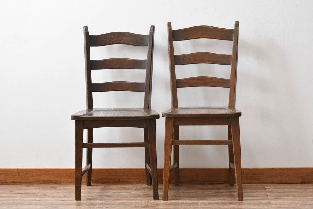 中古 永田良介商店 神戸洋家具 落ち着きのあるシックな佇まいが魅力のラダー型食堂椅子2脚セット(ダイニングチェア、ラダーバックチェア、ワークチェア、椅子、板座チェア)(R-058975)