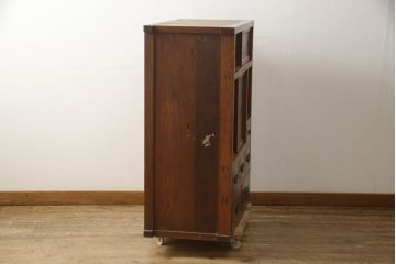 アンティーク家具　大正昭和初期　前面ケヤキ材　経年による風合いが魅力的な収納箪笥(関東水屋箪笥、サイドキャビネット、収納棚、戸棚、茶箪笥)(R-058977)
