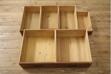 アンティーク家具　大正昭和初期　前面ケヤキ材　経年による風合いが魅力的な収納箪笥(関東水屋箪笥、サイドキャビネット、収納棚、戸棚、茶箪笥)(R-058977)
