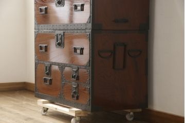 和製アンティーク　総欅(ケヤキ)材・中桐　酒田(庄内)　金具はシンプルながら凝った作りが伺える衣装箪笥(時代箪笥、和タンス、引き出し)(R-058980)