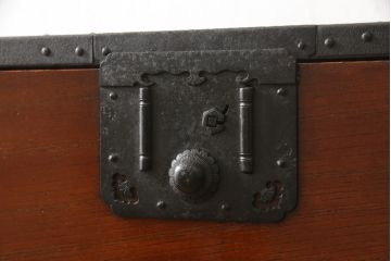 和製アンティーク　総欅(ケヤキ)材・中桐　酒田(庄内)　金具はシンプルながら凝った作りが伺える衣装箪笥(時代箪笥、和タンス、引き出し)(R-058980)