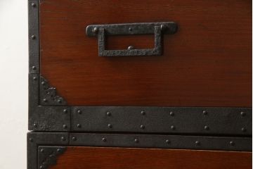和製アンティーク　総欅(ケヤキ)材・中桐　酒田(庄内)　金具はシンプルながら凝った作りが伺える衣装箪笥(時代箪笥、和タンス、引き出し)(R-058980)