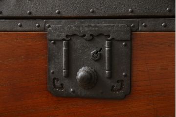 和製アンティーク　総欅(ケヤキ)材・中桐　酒田(庄内)　金具はシンプルながら凝った作りが伺える衣装箪笥(時代箪笥、和タンス、引き出し)(R-058980)