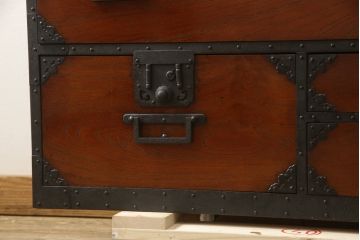 和製アンティーク　総欅(ケヤキ)材・中桐　酒田(庄内)　金具はシンプルながら凝った作りが伺える衣装箪笥(時代箪笥、和タンス、引き出し)(R-058980)