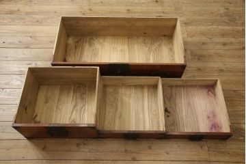 和製アンティーク　総欅(ケヤキ)材・中桐　酒田(庄内)　金具はシンプルながら凝った作りが伺える衣装箪笥・下段(時代箪笥、和タンス、引き出し)(R-058982)