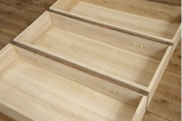 中古　国産民芸家具　職人手造り　控えめな金具が品のある雰囲気を醸し出す総桐箪笥ローチェスト(ローボード、引き出し、和箪笥、桐たんす、衣装タンス)(R-058985)