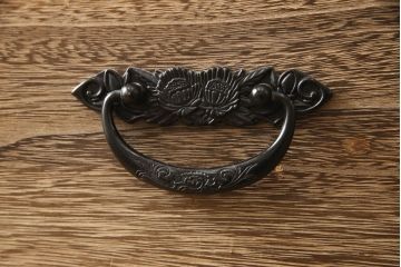 中古　国産民芸家具　職人手造り　控えめな金具が品のある雰囲気を醸し出す総桐箪笥ローチェスト(ローボード、引き出し、和箪笥、桐たんす、衣装タンス)(R-058985)