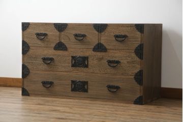 中古　国産民芸家具　職人手造り　控えめな金具が品のある雰囲気を醸し出す総桐箪笥ローチェスト(ローボード、引き出し、和箪笥、桐たんす、衣装タンス)(R-058986)
