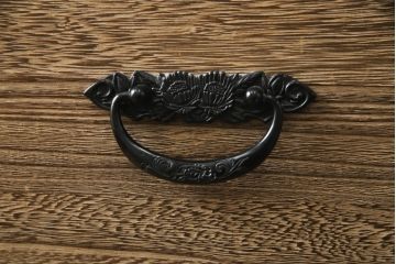 中古　国産民芸家具　職人手造り　控えめな金具が品のある雰囲気を醸し出す総桐箪笥ローチェスト(ローボード、引き出し、和箪笥、桐たんす、衣装タンス)(R-058986)